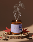 Bougie Earl Grey Tea dans verre ambré avec cire fondue dorée et étiquette lavande douce