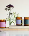 Gros plan du coffret cadeau bougies Rivæ Collection dévoilant des pots en verre texturé aux teintes ambrées chaleureuses