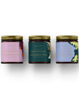 Coffret cadeau bougies Collection Rivæ avec trois bougies artisanales véganes alignées sur fond blanc pur