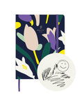 Carnet à dessins Hypnose à couverture mate bleu nuit florale avec élastique violet sur fond blanc