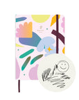 Carnet à dessins Pélagie à couverture rigide aux motifs abstraits colorés et élastique bordeaux sur fond blanc
