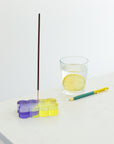 Ensemble d'encens Rêverie avec porte-encens nuage translucide violet et jaune, bâtonnet d'encens marron vertical