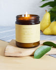 Gros plan sur la bougie Poire et Basilic dévoilant la texture crémeuse de la cire et des accents de feuilles de basilic vertes