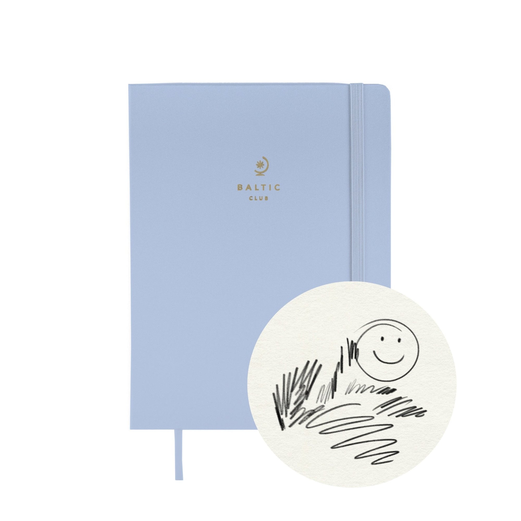 Carnet à dessins bleu pastel avec logo doré Baltic Club sur fond blanc, zoom sur papier texturé avec gribouillis au crayon et smiley