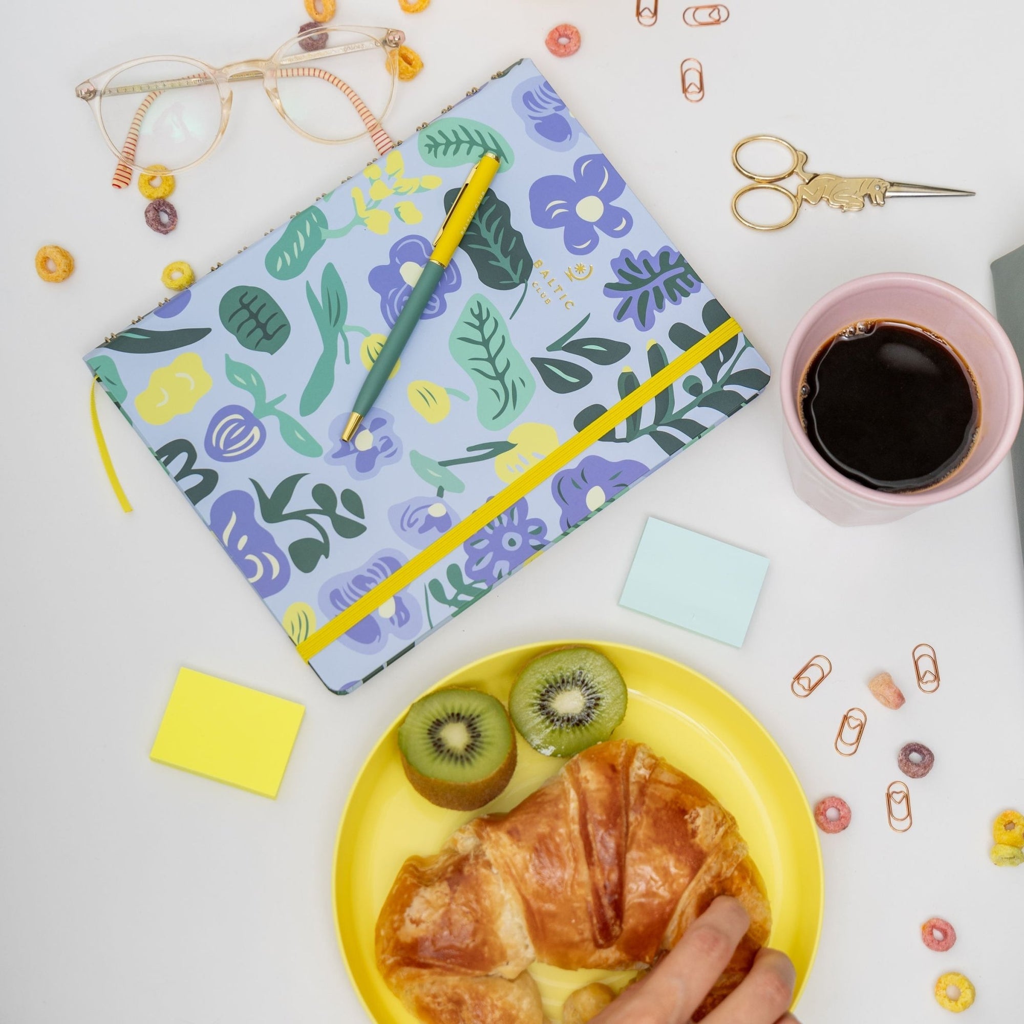 Vue de dessus du carnet à dessins Féroé Bleu avec motif floral et élastique jaune sur bureau blanc