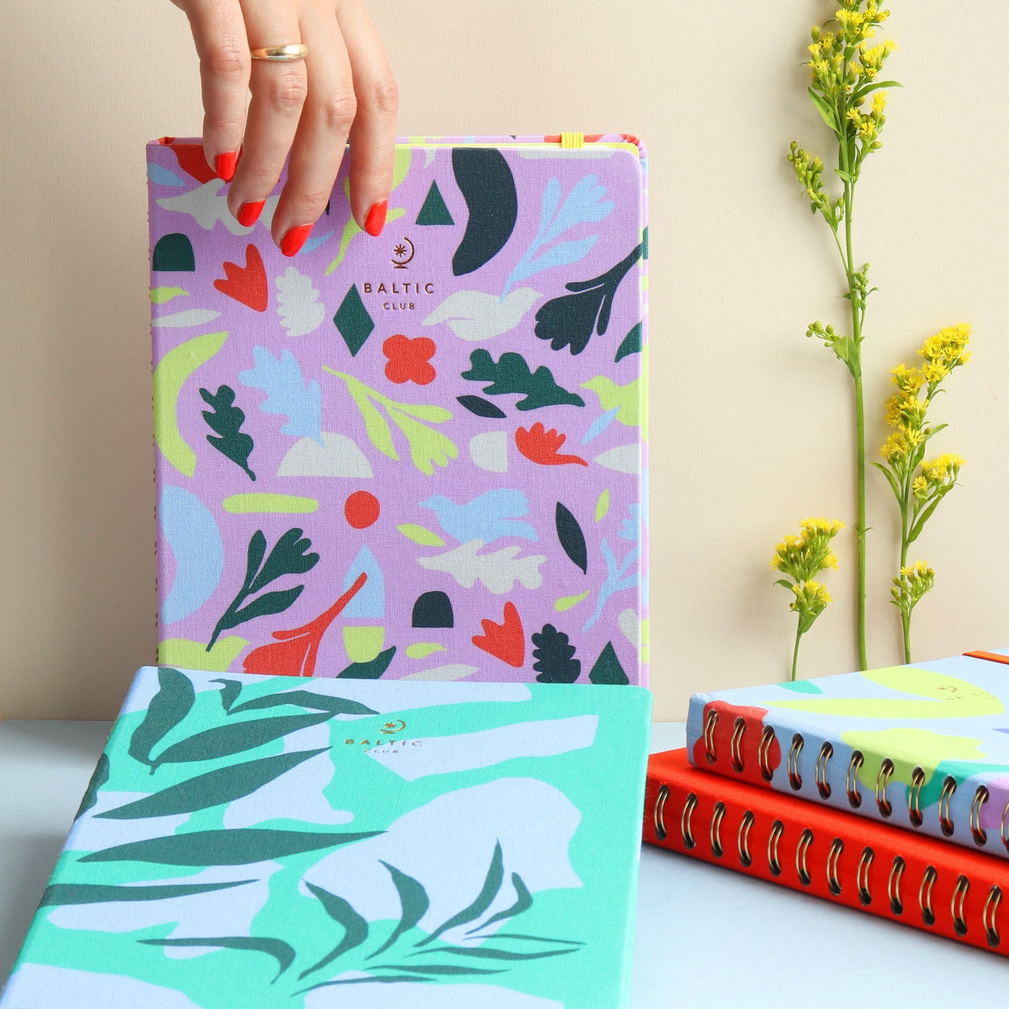 Gros plan sur l'agenda non daté Bouquet avec couverture en tissu violet texturé et motifs botaniques abstraits multicolores