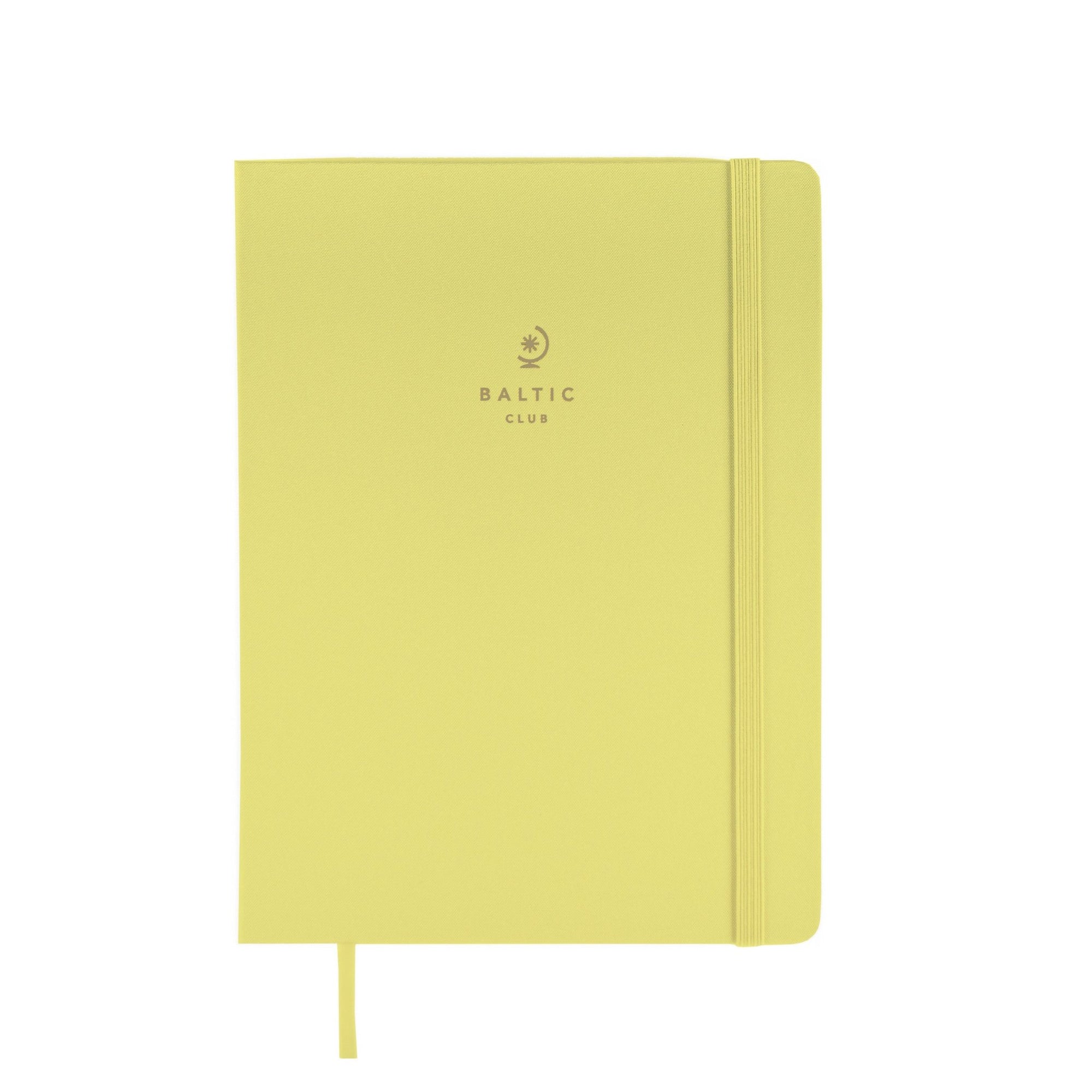 Carnet doux vert anis pâle avec logo embossé discret et élastique assorti sur fond blanc