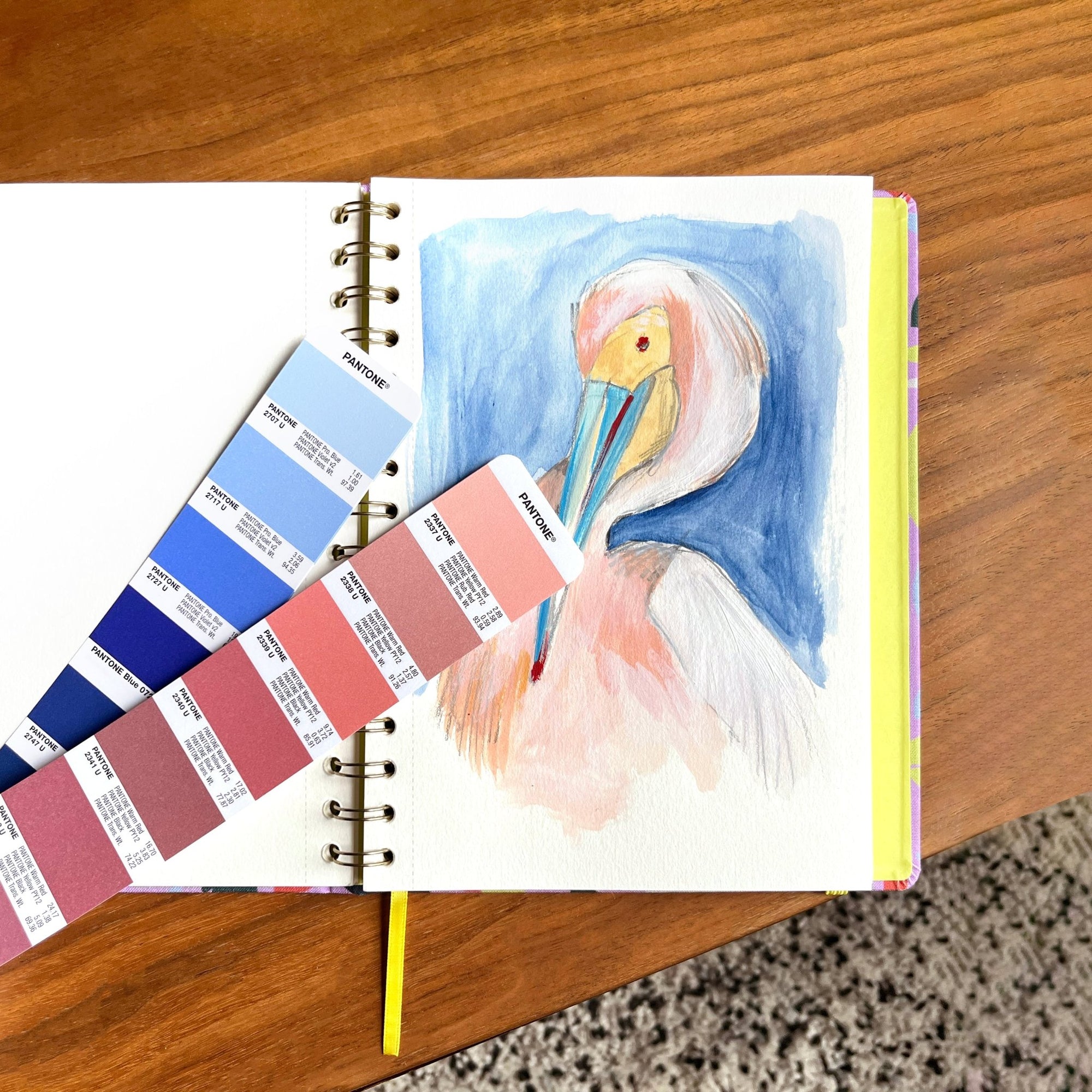 Gros plan sur la spirale du carnet Murmure avec papier aquarelle texturé et tranche en tissu jaune