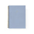 Carnet à spirale bleu pastel élégant avec logo en feuille d'or et reliure métallique dorée sur fond blanc